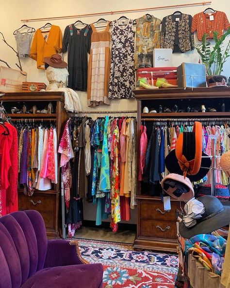 Vintage Clothing Shop Interior, Vintage Clothes Shop Interior, Vintage Clothing Store Interior, Vintage Shop Design, Vintage Clothing Shop Display, Vintage Clothing Display Ideas, Vintage Shop Display Ideas, Vintage Retail Store Design, Vintage Shop Ideas