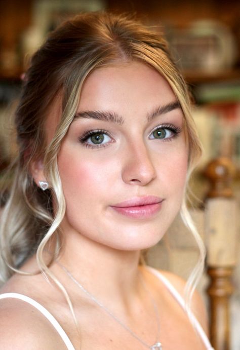 10 Natural Wedding Makeup Looks for Your Big Day | Make Me Bridal Fall Wedding Makeup For Bride Pale Skin, Very Light Wedding Makeup, Natural Bridal Makeup Round Face, Natural Makeup For Pale Skin Blue Eyes, Natural Looking Airbrush Makeup, Simple Wedding Day Makeup For Bride, Airbrush Bridal Makeup Natural, Youthful Bridal Makeup, Natural Bridal Makeup For Pale Skin