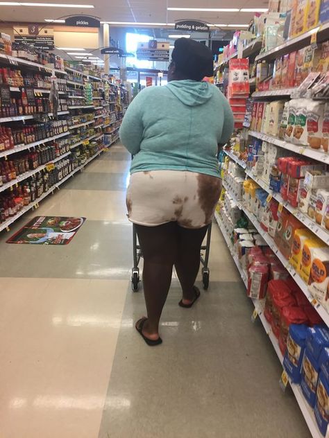 These Brown And White Tie-Die Shorts Fashion Fail, Humour, Epic Fail Photos, Clothing Fails, Epic Fail Pictures, 9gag Funny, Design Fails, Epic Fails Funny, Funny Outfits