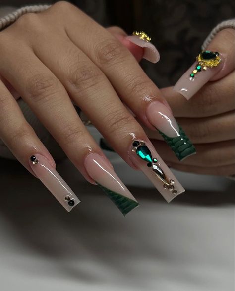 Green And Gold Nails Acrylic Short, Nails To Go With Emerald Green Dress Prom, Nails To Match Emerald Green Dress, Emerald Green Birthday Nails, Acrylic Nails Ideas Green, Green Tapered Square Nails, Green And Gold Prom Nails, Nails With Green Rhinestones, Green Prom Nails Acrylic