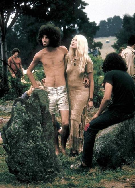 Woodstock Fashion, 1969 Woodstock, Hippie Couple, Mundo Hippie, Woodstock Photos, Woodstock Hippies, Woodstock Music, Woodstock 1969, Woodstock Festival