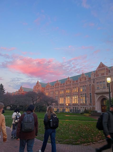 University Of Washington Seattle Campus, Uw Stevens Point, U Of Washington, Washington University Aesthetic, University Of Washington Seattle Aesthetic, College Town Aesthetic, Pretty Universities, Uw Aesthetic, University Of Washington Aesthetic