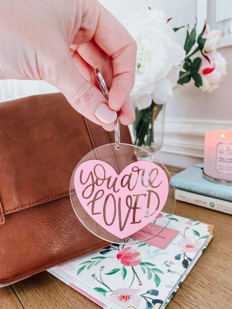 DIY Round Up- 5 Easy Valentines Day Gifts With Adhesive Vinyl - Kayla Makes Valentine Gifts To Sell Ideas, Valentine’s Day Gifts To Sell, Valentine Day Cricut Projects, Valentine Keychain Diy, Vinyl Keychain Ideas Diy, Acrylic Keychain Ideas Cricut, Valentines Keychain Diy, Keychain Vinyl Ideas, Circuit Design Ideas