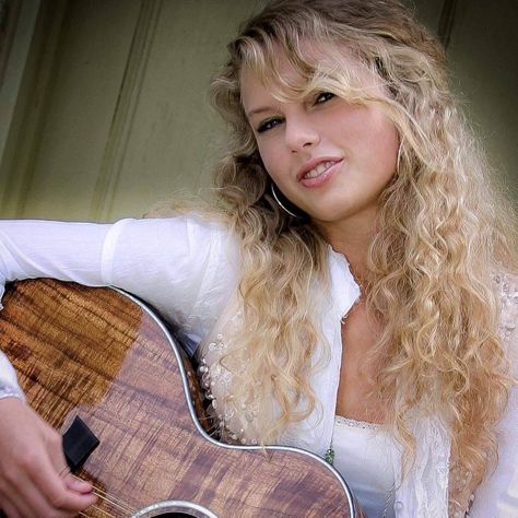 Discovered by Meg. Find images and videos about Taylor Swift on We Heart It - the app to get lost in what you love. Taylor Swift 2006, Taylor Swift Debut Album, Taylor Swift Guitar, Taylor Swift Debut, Beautiful Taylor Swift, Taylor Swift Photoshoot, About Taylor Swift, Debut Photoshoot, Angel Princess