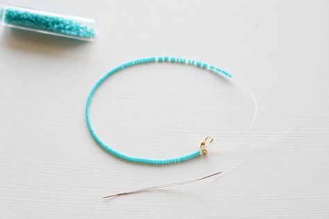 Making Bracelets With Wire, Seed Bracelets Diy, Tiny Bead Bracelet Tutorial, Seed Bead Elastic Bracelets, Diy Small Beaded Bracelets, How To Seed Bead Bracelet, Minimalist Bracelet Diy, Single Strand Seed Bead Bracelets, How To Make Beaded Anklets