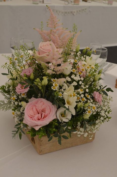 Wooden Box Flower Arrangements, Flower Box Centerpiece, Box Of Flowers, Mom Flowers, Quince Themes, Wood Box Centerpiece, Box Centerpiece, Rustic Wooden Box, Table Flower Arrangements