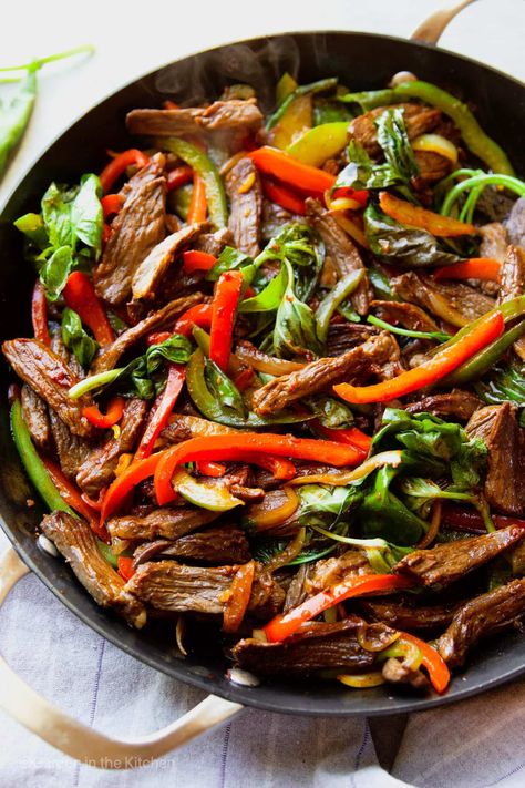 Essen, Basil Beef Stir Fry, Thai Beef Stir Fry, Quick Stir Fry Recipes, Basil Beef, Thai Basil Beef, Easy Thai Recipes, Balanced Recipes, Beef Stir Fry Recipes