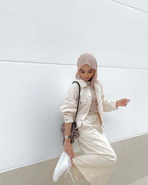 Street Style Dresses with Hijab for Girls Hijab Fashion Elegant, Fashion Inspo Outfits Hijab, Pretty Summer Outfits Modest, Outfit Ideas Hijab Street Styles, Street Style Hijab Outfits, Summer Outfits Hijab Casual, Hijab Look Outfits, Modern Hijab Fashion Summer, Summer Hijab Outfits Street Styles