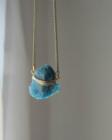 Deep Blue And Gold, Blue And Gold Necklace, Rock Crystal Necklace, Jewels Diy, Raw Stone Jewelry, Rock Necklace, Power Stone, Rock Jewelry, Handmade Wire Jewelry