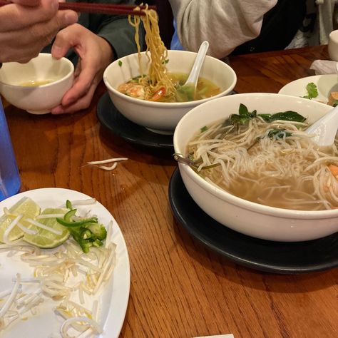 Essen, Aesthetic Vietnamese Food, Vietnamese Food Aestathic, Vietnamese Culture Aesthetic, Vietnamese Food Aethstetic, Vietnamese Aesthetic, Pho Aesthetic, Aesthetic Food Photos, Restaurant Aesthetic Food