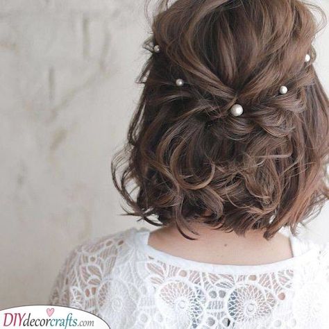 Pretty Pearls - Medium Length Wedding Hairstyles Side Plaits, Cornbraids Hairstyles, Hairstyles Elegant, Brunette Hair Cuts, Braiding Hairstyles, Side Braids, Dutch Braids, Image Skincare, Short Wedding Hair