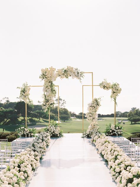 11 Years After Their Wedding, This Couple Renewed Their Vows with an Intimate Ceremony in California Wedding Flower Design Ideas, Wedding Backdrop Outside, Wedding Catwalk Decoration, Luxury Wedding Dance Floor, Minimal Wedding Decor Ceremony Backdrop, Golden Arch Wedding, Stage For Wedding Ceremony, Minimal Wedding Decor Outdoor, Intimate Wedding Decorations