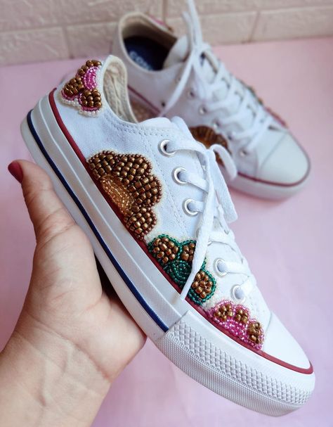 Upcycling, Shoes All Star, Embroidery Sneakers, Embroidered Sneakers, Chinese Shoes, Painted Shoes Diy, Shoe Makeover, All Star Converse, Diy Sneakers