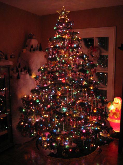 Christmas Tree With Coloured Lights, Christmas Tree Inspiration Traditional, Christmas Lights Wallpaper, Wallpaper Natal, Christmas Tree Wallpaper, Tree Inspiration, Rainbows Christmas, Traditional Christmas Tree, Christmas Tree Inspiration