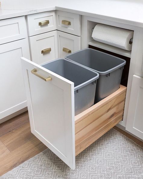 Built in trash cans and paper towel holders Kitchen Cabinets Storage Organizers, Organiser Cucina, Hiasan Dalaman Rumah, Desain Pantry, Kabinet Dapur, تصميم للمنزل العصري, Diy Kitchen Storage, Hus Inspiration, घर की सजावट