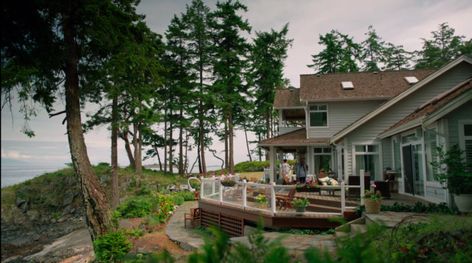 Photos of the house of famous Netflix series Chesapeake Shores! See its features in detail and get inspired for your own home. Chesapeake Shores House, Chesapeake Shores Hallmark, Small Studio Apartment Design, Chesapeake Shores, Shore House, Dream Beach Houses, Interiors Dream, Dream Beach, Magnolia Homes