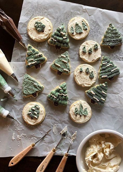 Sugar Cookie Ideas Decorated, Frosting Sugar Cookies, Sugar Cookies With Buttercream Frosting, Cookies With Buttercream Frosting, Christmas Cookie Frosting, Simple Sugar, Winter Cookie, Bakery Ideas, Chill Time