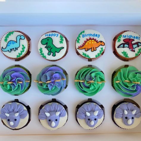 Pastel, Dino Birthday Cupcakes, T Rex Cupcakes, Jurassic Park Cupcakes, Dinasour Cupcakes Ideas, Dinosaur Cupcake Ideas, Toddler Birthday Party Games, Dino Cupcakes, Dinosaur Train Party