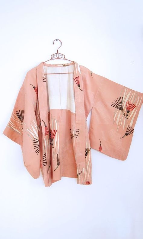 dreamy pink kimono Mode Kimono, Pink Kimono, Outfit Chic, Fashion Hijab, Print Kimonos, Kimono Jacket, Japanese Kimono, Mode Inspiration, Kimono Fashion