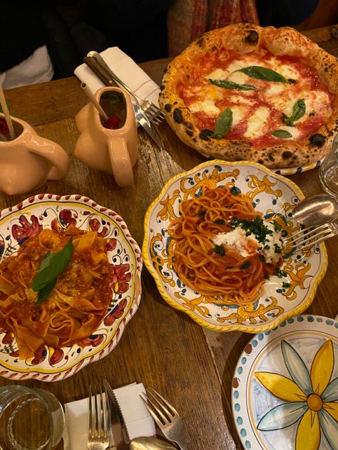 london. Gloria italian meals Essen, Italian Pastries Aesthetic, Aesthetic Italian Food, Italian Culture Aesthetic, Joe Sk8, Rome Girl, Kojiro Nanjo, Pastel Food, Dinner Italian