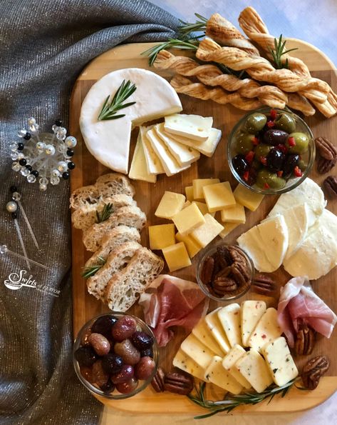 Holiday Cheese Board, Christmas Cheese Boards, Christmas Charcuterie Board, Roasted Grapes, Holiday Cheese Boards, Christmas Charcuterie, Impressive Appetizers, Holiday Cheese, Charcuterie Board Ideas