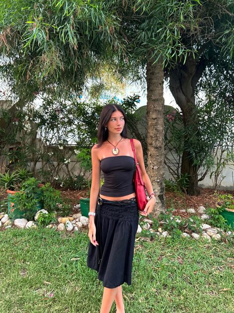 Belt Outfits Aesthetic, Chunky Necklaces Statement Outfit, Red Statement Outfit, Midi Dresses Outfit, Belt Over Skirt Outfit, Summer Black Outfits Aesthetic, Outfit Ideas Midi Skirt, Black Outfit Red Bag, Tube Top And Overalls