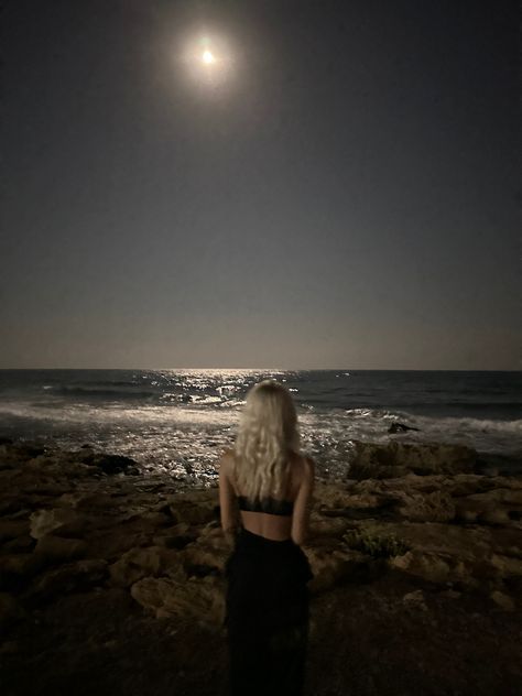 Moon at the beach Cute Pics At The Beach, Nighttime Photoshoot Ideas Outside, Silhouette Beach Pictures, Beach Poses Night, Night Time Beach Photoshoot, Beach At Night Photoshoot, Beach Night Pics, Late Night Beach Pictures, Beach Night Pictures