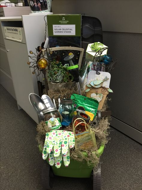 Retirement gift basket Garden Silent Auction Baskets, Gardening Auction Basket, Gardening Raffle Basket, Garden Theme Gift Basket, Gardening Raffle Basket Ideas, Garden Raffle Basket Ideas, Gardening Basket Ideas Silent Auction, April Gift Basket Ideas, Garden Auction Basket