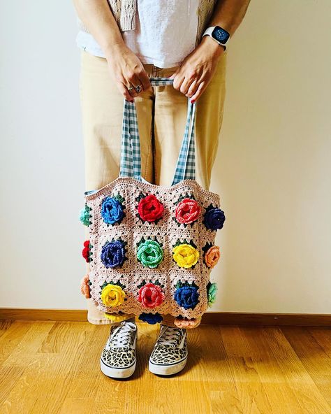 🌸Happy week everyone!! Just me here saying hello with this cute flower granny square bag I finished last week!! . To make the granny square flowers I used the Rose Garden jacket pattern from @tscrochetdesign (Next project I am trying is the jacket!!). . For the lining I used a sage checkers cotton fabric and kind of improvised but I made a tutorial available on my Youtube channel if you want to sew how I did it!! . The bag is available on Etsy if you are interested, let me know in the comm... Flower Granny Square Bag, Granny Square Flowers, Crochet Flower Granny Square, Granny Square Bag Crochet, Square Bag Crochet, Flower Granny Square, Saying Hello, Happy Week, Granny Square Bag