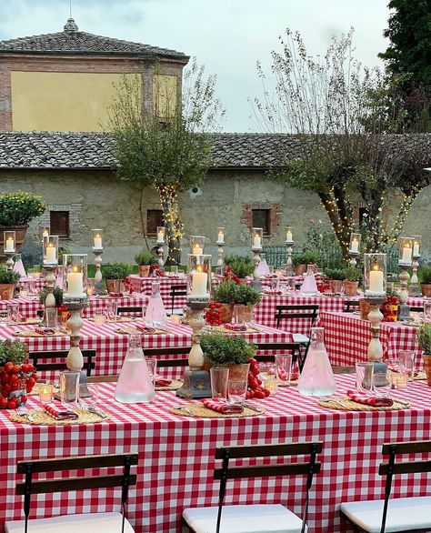 What a great way to welcome your guests, when you hold your wedding at a gorgeous villa in Italy. A Pizza Party is always a big hit for the first night 🇮🇹❤️ Kicking off the celebrations with delicious pizza, loads of Prosecco and beer and great company. This gives you both a chance to catch up with your nearest and dearest in a totally relaxed, informal setting. This beautiful Italian-inspired setup was chosen by @davidhunt746 and @rowena.vincent for their fab welcome evening and they had an ... Italian Wedding Welcome Party, Wine And Pizza Party, Elegant Pizza Party Decor, Italian Summer Table Setting, Pizza Welcome Party Wedding, Pizza Theme Birthday Party, Italy Wedding Table Settings, Italian Welcome Party, Pizza And Prosecco Party