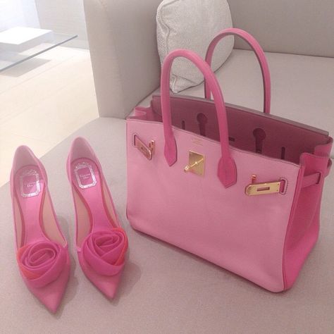 French pinks... Pink Birkin Bag Aesthetic, Pink Birkin, Hot Pink Handbags, Pink Wardrobe, Hot Pink Bag, Purse Outfit, Dream Bags, Sweet Like Candy, Luxury Bags Collection