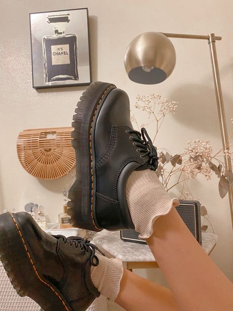 Doc Martens Women Boots, Chunky Low Doc Martens, Platform Shoes Doc Martens, Aesthetic Shoes Outfit, Doc Martens Casual Shoes, Doc Marten Platform Loafers, Cute Socks For Doc Martens, Lettuce Socks Outfit, 8053 Docs Outfit