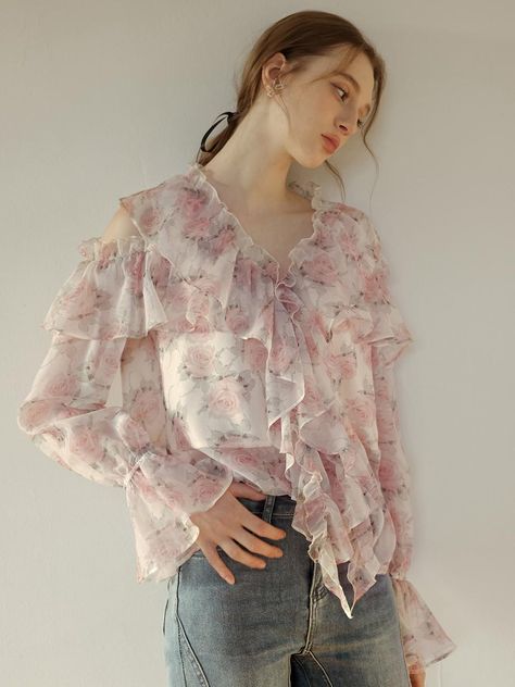 This is a chiffon blouse entirely covered in floral patterns and frills. Although it is slightly see-through, even that creates a delicate look, and slits were made at the top of both sleeves to add an attractive detail. - Create a feminine mood with a V-neck- Elegant mood with flared sleeves- Recommended for styling with jeans Floral Chiffon Top, Floral Chiffon Blouse, Frill Tops, Chiffon Floral, Dress Inspo, Modest Fashion Outfits, Floral Chiffon, Chiffon Blouse, Floral Patterns