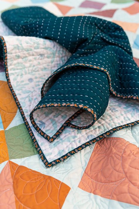 Patchwork, Easy Hand Quilting, Sashiko Tutorial, Baby Quilts Easy, Kantha Baby Quilt, Suzy Quilts, Hand Quilting Patterns, Gauze Blanket, Boho Birds