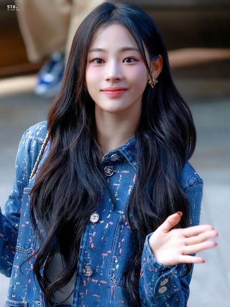 (cr twitter @ 57s040507) newjeans @ kbs music bank Kim Min Ji, Kim Doyeon, New Jeans Style, Celebrity Look, Attractive Women, Jeans Style, Korean Girl, Kpop Girls, Pretty People