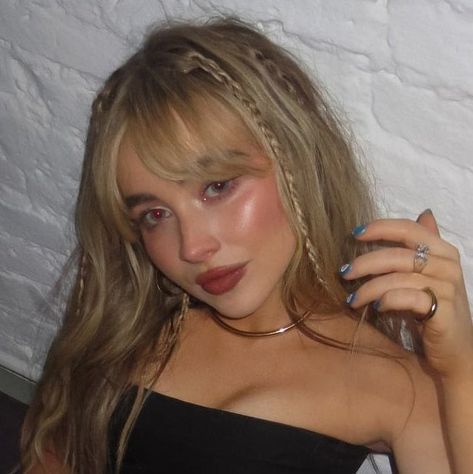 Sabrina Carpenter Curtain Bangs, Sabrina Carpenter Hair Layers, Sabrina Carpenter Face, Sabrina Carpenter Icons Aesthetic, Sabrina Carpenter Selfie, Sabrina Carpenter Bangs, Sabrina Hair, Sabrina Carpenter Makeup, Sabrina Carpenter Hair