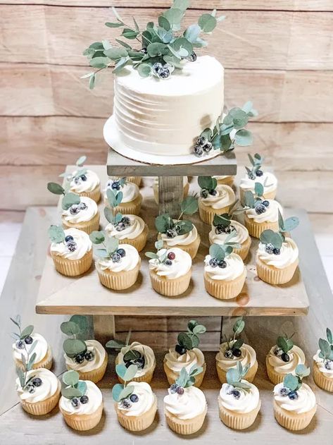 100 Cupcake Display, Cake With Cupcakes Display, Cupcake Wedding Cake, Wedding Cake Table Decorations, Cupcake Wedding, Wedding Snacks, Idee Babyshower, March Wedding, Wedding Sweets