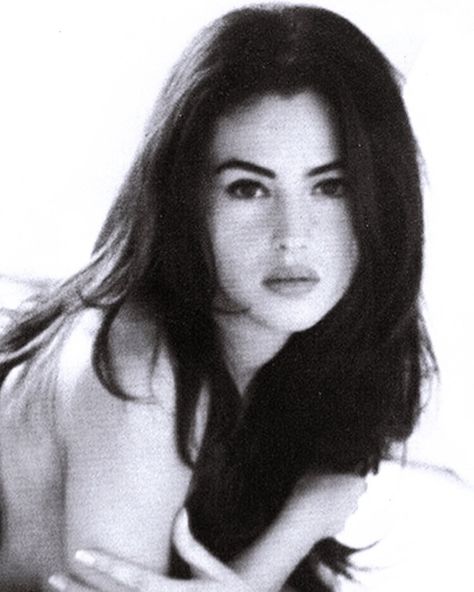 Monica Belucci Aesthetic, 90s Actors Women, Monica Bellucci Now, Monica Belluci Aesthetic, Monica Beluchi, Model Icons, Angelic Beauty, Dark Black Hair, Monica Belluci