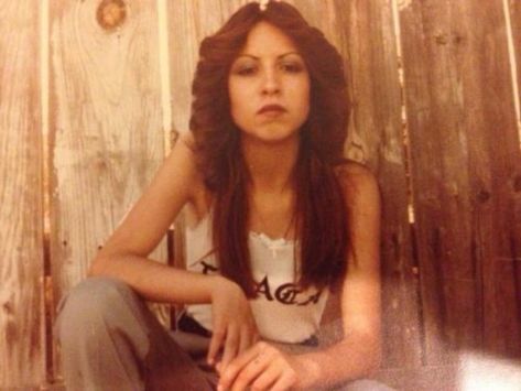 15 Vintage Chola Beauty Photos for Inspiration 70s Chicana Fashion, Cholas Chicanas Beautiful, Chola Makeup Latina 90s, Chola Hairstyles Hair, 90s Chola Aesthetic, Chola Hairstyles Old School, Chula Makeup, Chola Style 90s, Chicana Makeup 90s