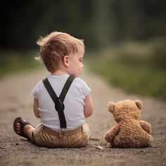 My name is Adrian Murray. I’m a dad who has been creating images with my kids and their bears for about four years now (amongst other kinds of photos). It Toddler Photography, Foto Kids, Toddler Photoshoot, Baby Fotografie, Children Photography Poses, Baby Photoshoot Boy, Toddler Photos, Baby Boy Photography, Baby Boy Photos