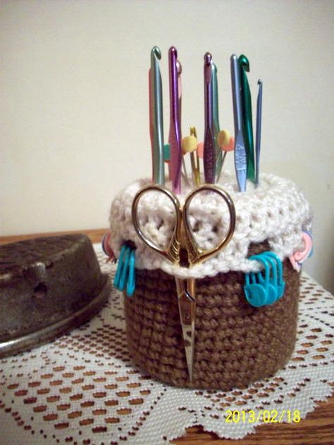 crochet caddy Crochet Tool Organizer, Diy Caddy Organizers, Crochet Yarn Organizer, Crochet Ideas For Office, Office Crochet Decor, Crochet Makeup Brush Holder, Crochet Brush Holder, Crochet Holder For Hooks, Crochet Organization Ideas