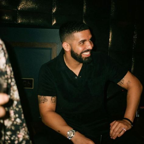 Drake Official Fansite on Instagram: “It’s #WorldSmileDay — what put a smile on your face today?” Bukowski, Humour, Rihanna And Drake, Champagne Papi, Drake Ovo, Drake Photos, Drizzy Drake, Drake Drizzy, Drake Wallpapers