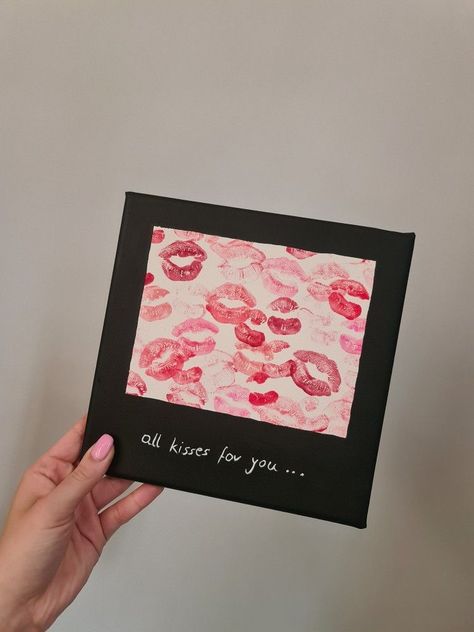 Canvas kisses Valentines Handmade Gifts For Him, Painting To Gift Your Boyfriend, Diy Gifts For Boyfriend Kisses, Kiss Painting Easy, Diy Kisses Gift, Kisses On Paper Ideas, Cute Painting For Your Boyfriend, Handmade Gifts For My Boyfriend, Cute Projects To Do With Boyfriend