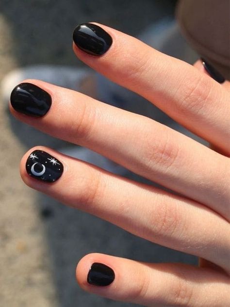 Short black nails with a moon accent Short Black Nails, Trendy Short Nails, Black Gel Nails, Colourful Nails, Manikur Kuku, Witchy Nails, Cute Short Nails, Moon Nails, Short Gel Nails