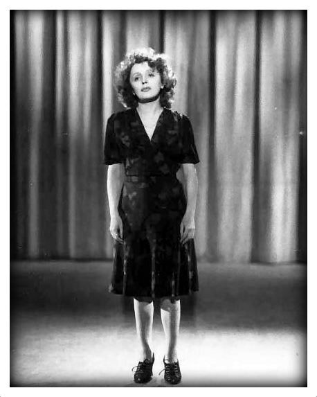 Edith Piaf Classic Singers, Blue Stockings, Edith Piaf, Hooray For Hollywood, Hollywood Icons, Catherine Deneuve, Great Women, 1940s Fashion, Portrait Photo