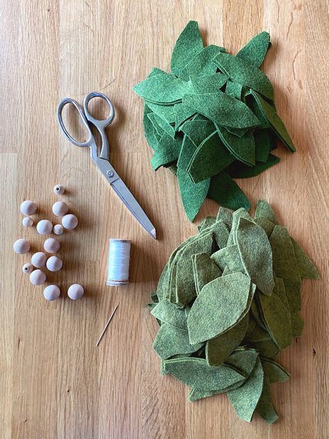 Felt Garlands Diy, Felt Holly Garland, Felt Leaf Garland, Felt Leaf, Garland Tutorial, Table Runner Diy, Felt Wreath, Eucalyptus Garland, Felt Leaves