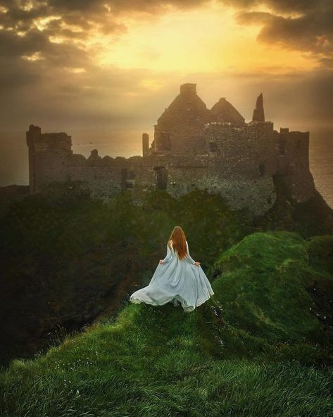 Lukisan Van Gogh, Dunia Disney, العصور الوسطى, Personaje Fantasy, Fairytale Aesthetic, Castles In Ireland, Fairytale Photography, Fairy Tale Books, Fantasy Photography