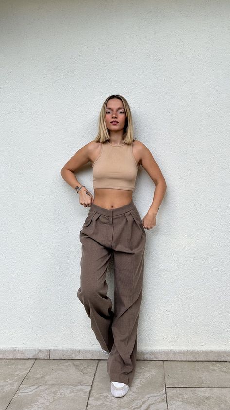 high waist palazzo pants Wide Leg Pants Beige Outfit, Dark Brown Wide Leg Pants Outfit, Beige Tailored Pants Outfit, Period Day Outfits, Dark Grey Pants Outfit, Brown And Grey Outfit, Brown Linen Pants Outfit, Brown Trousers Outfit, How To Style Brown Pants