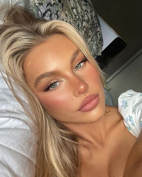 Sun Kissed Makeup Summer Glow, Simple Gold Makeup Looks, Glowing Wedding Makeup, Wedding Guest Makeup Blue Eyes, Light Wedding Makeup, Brookelle Mckenzie, Elegantes Makeup, Prom Eyes, Makeup Looks For Blue Eyes