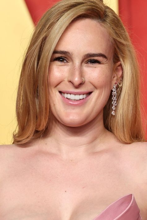 Rumer Willis shared a photo to Instagram, embracing her postpartum 'mama curves' in a Hunza G bikini and a sarong. Celebrities, Beauty, Rumer Willis, Hunza G, Beauty Images, Sarong, Postpartum, Beauty Inspiration, A Photo
